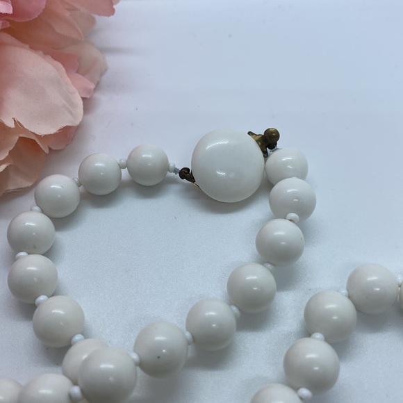 Vintage white stamped JAPAN necklace with clip clasp - Picture 2 of 7